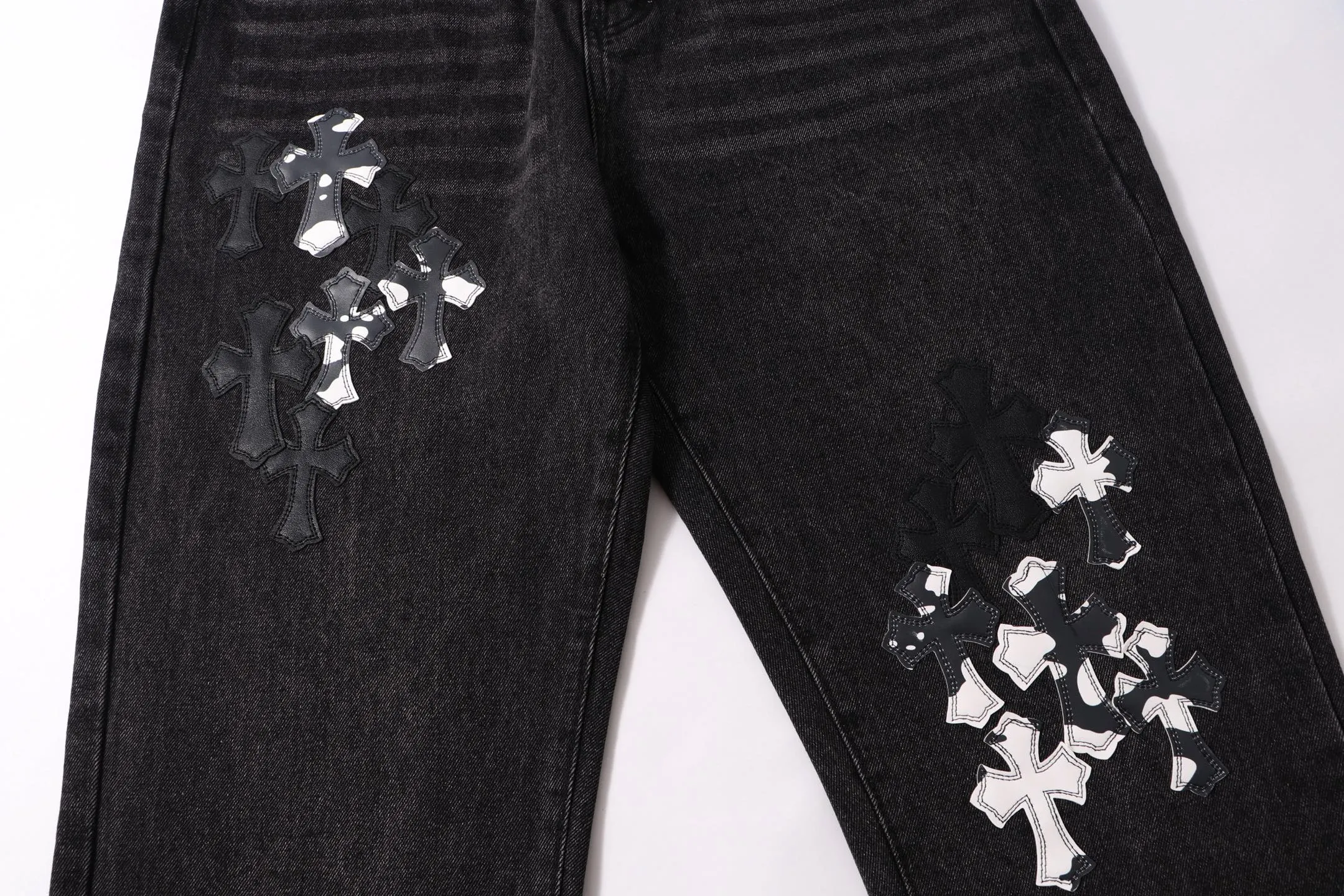 P260 Style No.: H902 Crow Heart & 𝐂𝐡𝐫𝐨𝐦𝐞 𝐇𝐞𝐚𝐫𝐭 ss25 zebra patchwork limited-edition patchwork jeans. Styles with different wash textures are very friendly to people with thin legs. The slightly flared version perfectly modifies the leg shape. The timeless and moderate length makes it easy to match and match. It is the basis for various styles and is a must-have in your wardrobe! The fabric is stiff but also makes the upper body soft without losing texture. The washing process is even more perfect. It is a must-have item for everyone! ! ! Washed wheat, hang tag, pants label, three labels complete Color: black Size: 28-30-32-34-36